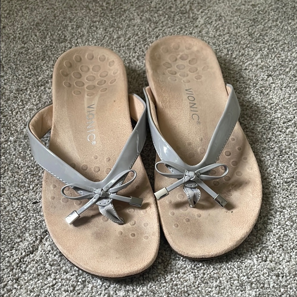 Vionic Bella II flip flop sandals Sz 9 gray patent leather w/ bow detail